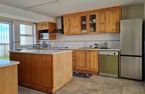 Gordons Bay Central House | Paradise Tide - 4-bedroom Beachfront house with AC in Gordon's Bay