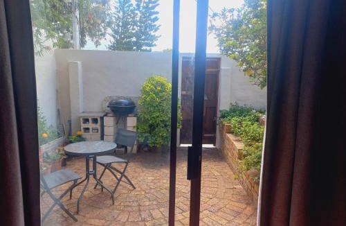 Muizenberg Apartment | Peaceful Lakeside Studio near US Consulate and Muizenberg