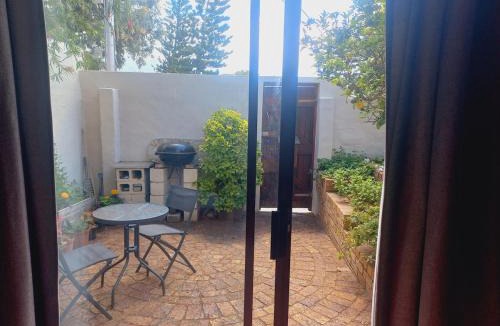 Muizenberg Apartment | Peaceful Lakeside Studio near US Consulate and Muizenberg