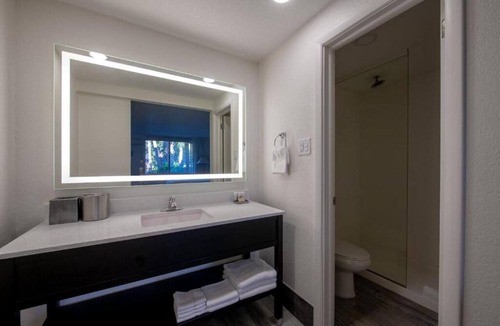 Fort Walton Beach Hotel | Peaceful Retreat for Your Beach Escape | Outdoor Pool & Garden Courtyard