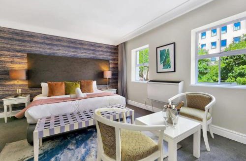 Cape Town City Centre Hotel | Perfect couples cove, with hotel living comforts!