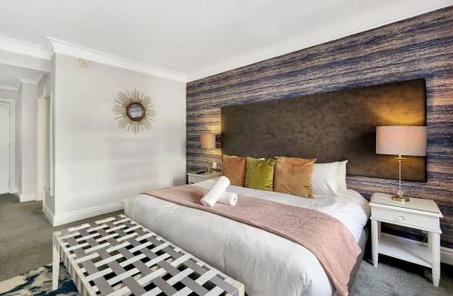 Cape Town City Centre Hotel | Perfect couples cove, with hotel living comforts!