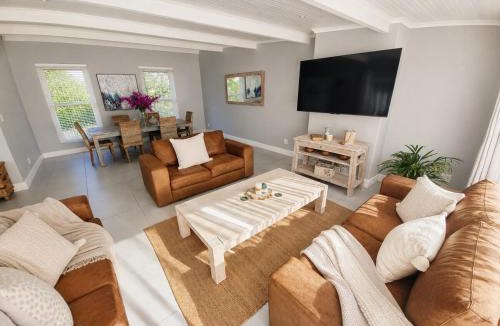 Knysna Central Apartment | Pet-Friendly, 3-Bed, 2-Bath in Knysna Central