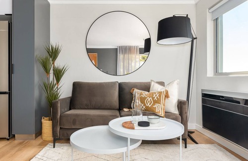 Green Point Apartment | Point Break | Sleek Studio | Mountain Views
