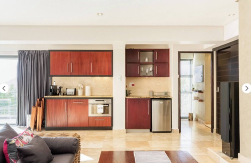 Hout Bay Apartment | Poolside Apartment with Stunning Views