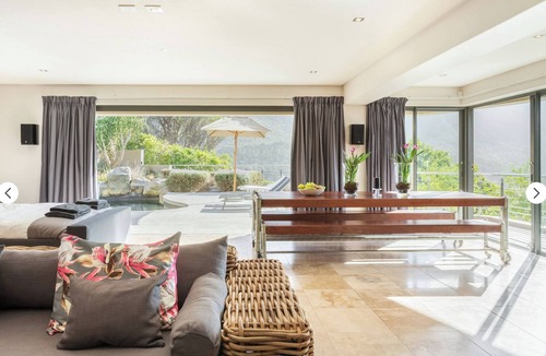 Hout Bay Apartment | Poolside Apartment with Stunning Views