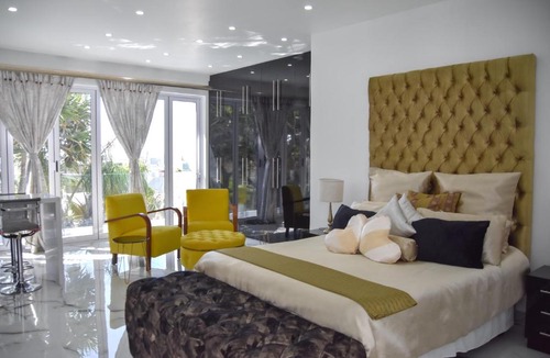 Humewood Apartment | Posh Spot Gold Unit beautiful Beach View Apartment Sleeps 2