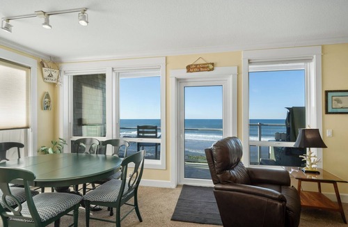 Lincoln City Condo | Promo! 2nd Floor, Corner Oceanfront Condo/Private Hot Tub/Pool/WiFi and More!