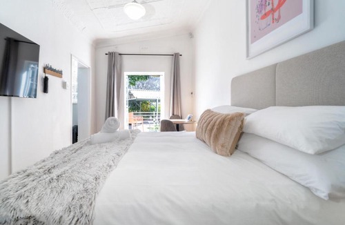 Parkwood Apartment | Quiet, Quaint retreat perfect location in Rosebank