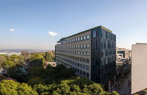 Greater Johannesburg Metropolitan Area Hotel | Radisson RED Hotel Johannesburg Rosebank