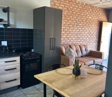 Tsantsabane Apartment | Red Robin Guesthouse