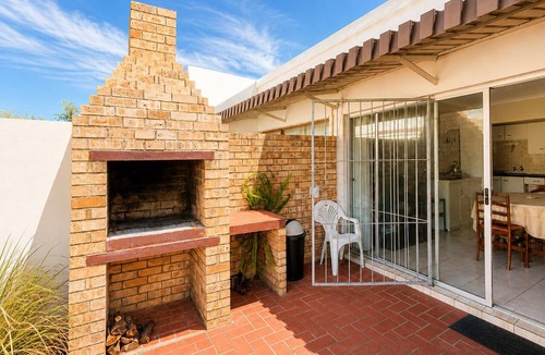 Jeffreys Bay Apartment | Relax at Linger Longer - 3 bedrooms, Wi-Fi, secure parking, close to the beach