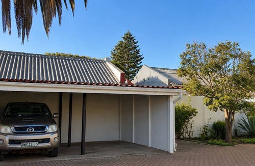 Jeffreys Bay Apartment | Relax at Linger Longer - 3 bedrooms, Wi-Fi, secure parking, close to the beach