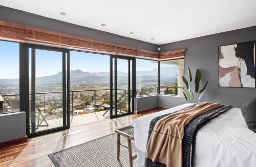 Mountainside House | Restio View 11