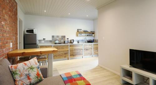 Cape Saint Francis Apartment | Rolling Tide - Lovely new flat near restaurants and beach with solar - free wifi and DSTV