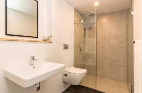 Bo'Kaap Apartment | Rooftop Pool, Mountain Views, Wi-Fi, Parking
