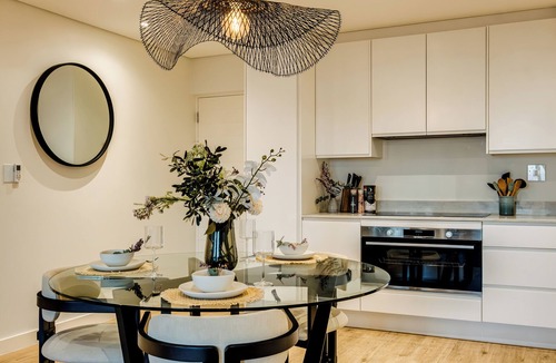 Claremont Apartment | Rooftop stay Above the City 2BDR