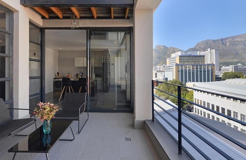 Bo'Kaap Apartment | Rose - Luxury City living with views!