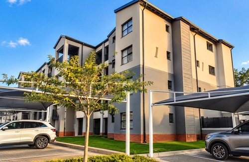 Boksburg Apartment | Royal Golfview Stay - Welcoming luxury 1-bedroom Apartment near OR Tambo