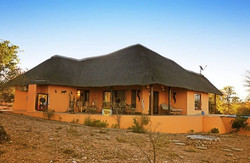 Phalaborwa House | Safari Lodge in Kruger National Park with a waterhole and a hot tub