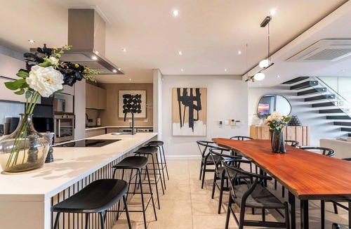 Green Point Apartment | Sea Views, Luxurious, Pool -Iconic View Green Point