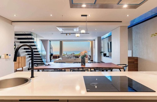 Green Point Apartment | Sea Views, Luxurious, Pool -Iconic View Green Point