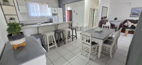 Margate Beach Apartment | Seabrook 302 - Sleeps 9