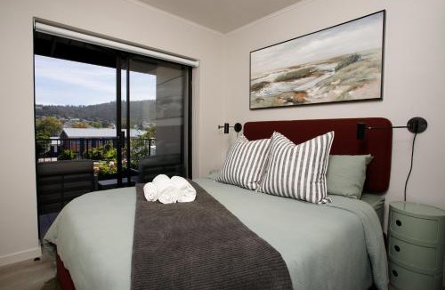 Knysna Central Apartment | Seahorse - Top Floor Premium 2 Bedroom Apt with Parking