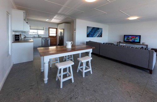 Gordons Bay Central Cottage | Seaside Cottage - 2 bedroom central apartment 2 min walk to beach.