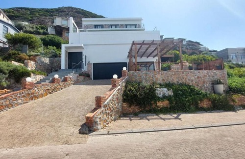 Glencairn Apartment | Seaside Serenity