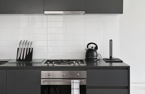 Three Anchor Bay Apartment | Secure 2Bed Green Point Retreat|Rooftop Pool & BBQ