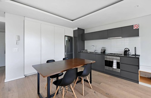Three Anchor Bay Apartment | Secure 2Bed Green Point Retreat|Rooftop Pool & BBQ