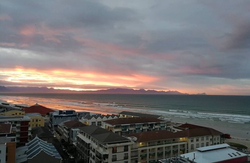Muizenberg Apartment | Secure apartment with stunning sea views and 2 min to the sea/Surfers Corner
