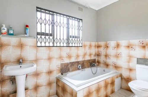 Alberton House | Self-check in property with a huge family yard in Alberton surbub area