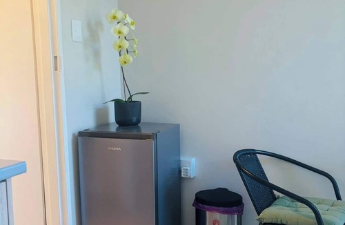 Drakenstein Apartment | Serene Air-Conditioned Flatlet in Central Wellington