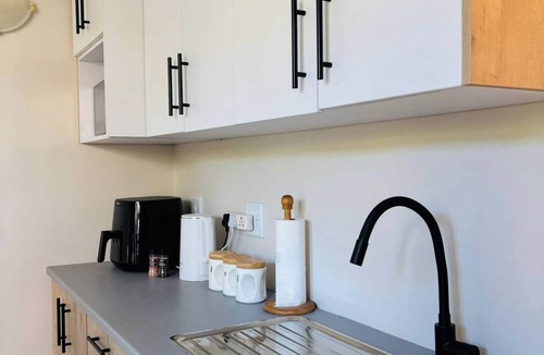 Drakenstein Apartment | Serene Air-Conditioned Flatlet in Central Wellington