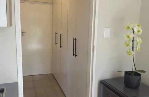 Drakenstein Apartment | Serene Air-Conditioned Flatlet in Central Wellington