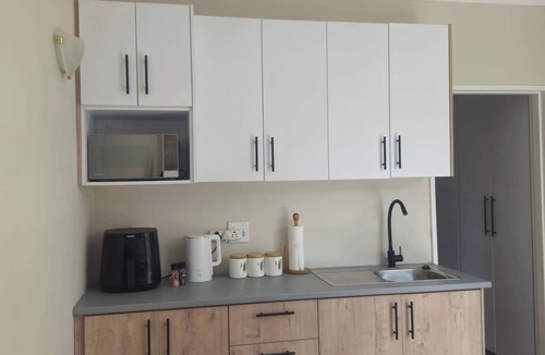Drakenstein Apartment | Serene Air-conditioned Flatlet in Central Wellington