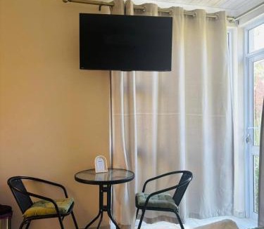 Drakenstein Apartment | Serene Air-Conditioned Flatlet in Central Wellington