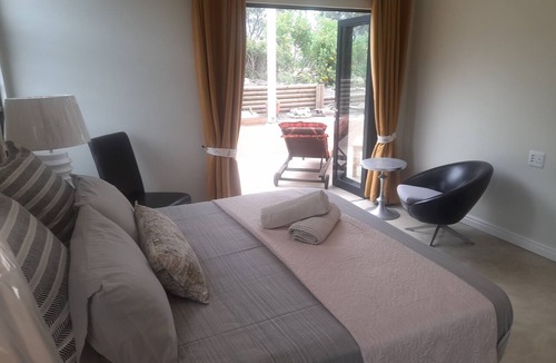 Wilderness Beach House | Serene and stylish beach home set in a stunning garden; fast Wifi: free parking