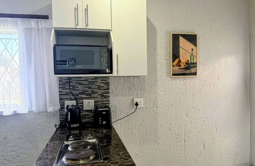 Kempton Park Apartment | Signature Suite near Or Tambo Int Airport