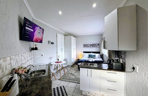 Kempton Park Apartment | Signature Suite near Or Tambo Int Airport