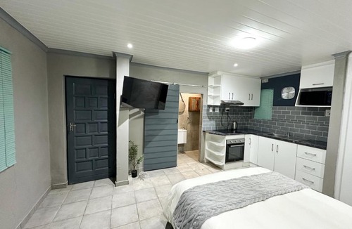 Trawal Apartment | Sir Galahad Flatlet 2 in Camelot
