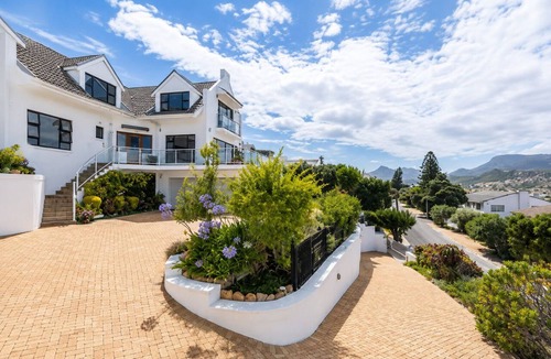 Fish Hoek House | Sky Nova Villa False Bay Mountain & Ocean Views