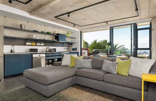 Bo'Kaap Apartment | Skyline Escape | Views, Pool and Braai