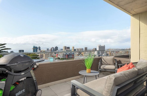 Bo'Kaap Apartment | Skyline Escape | Views, Pool and Braai