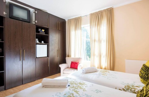 Paarl Bed & Breakfast | Soothing 1-bedroom bed & breakfast with AC in Paarl