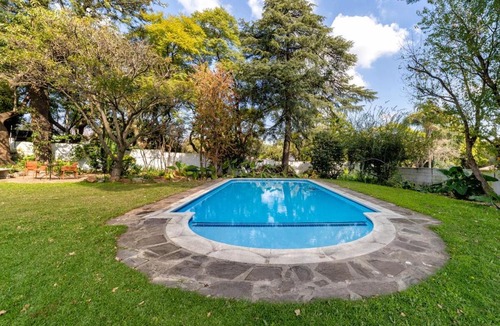 Parkwood Apartment | Space and quiet footsteps away from Rosebank vibe