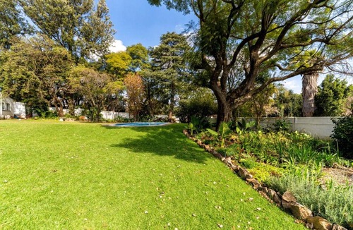 Parkwood Apartment | Space and quiet footsteps away from Rosebank vibe
