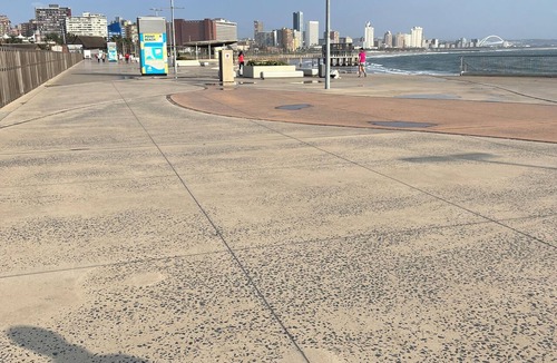 Durban Apartment | Spacious 3-bedroom beach apartment in gorgeous Durban's Point waterfront with AC